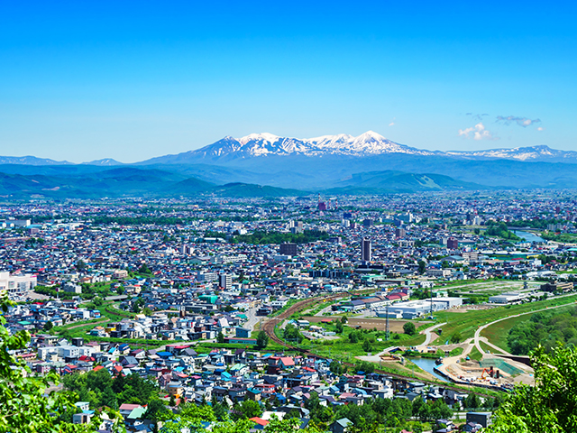 北海道旭川市旭川の街並みと大雪山連峰の写真